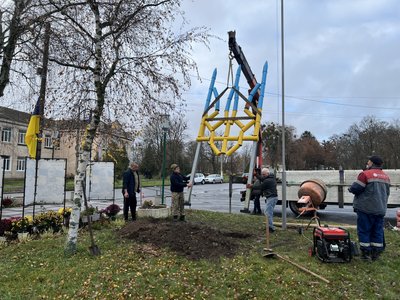 У Диканьці на Полтавщині волонтери встановили пам’ятник з використаних гільз