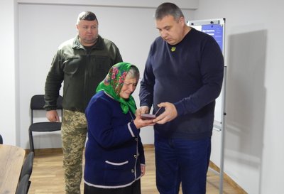 На Хмельниччині рідним загиблих захисників вручили державні нагороди На Хмельниччині рідним загиблих захисників вручили державні нагороди