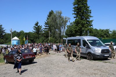Син приїхав на похорон з фронту: на Волині попрощались з загиблим на війні Борисом Кузьмічуком Син приїхав на похорон з фронту: на Волині попрощались з загиблим на війні Борисом Кузьмічуком