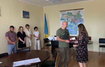 Рідним трьох воїнів з Хмельниччини вручили державні нагороди Рідним трьох воїнів з Хмельниччини вручили державні нагороди