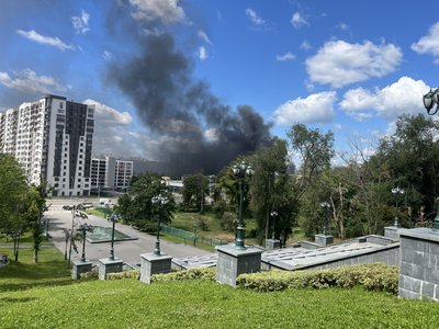 Дим від пожежі через влучання авіабомби в Харкові