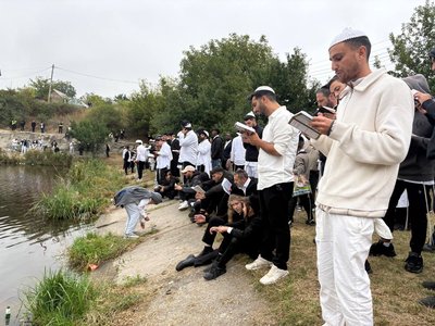 «Віддали гріхи воді»: в Умані завершилося святкування Рош га-Шана «Віддали гріхи воді»: в Умані завершилося святкування Рош га-Шана