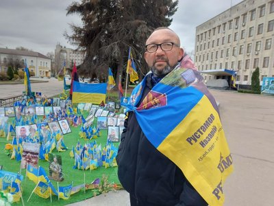 Два роки алеї пам’яті на майдані Корольова у Житомирі: встановили 316 прапорців Два роки алеї пам’яті на майдані Корольова у Житомирі: встановили 316 прапорців