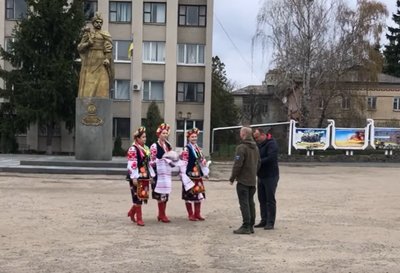На Черкащині зустріли захисника, який майже чотири роки був у полоні На Черкащині зустріли захисника, який майже чотири роки був у полоні