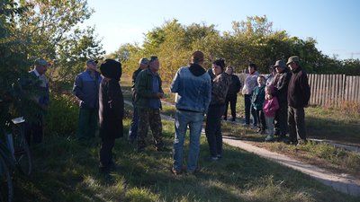“Трупна отрута потрапить у воду, і ми тут вимремо”: мешканці села Новоселиця проти будівництва цвинтаря