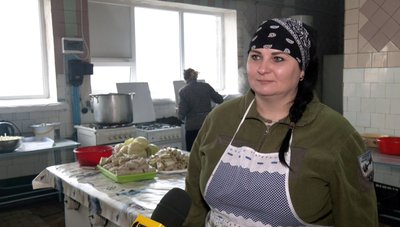 "Донатами помагають прості люди, матері загиблих, дружини": як "Турійські ґаздині" з Волині готують страви для бійців "Донатами помагають прості люди, матері загиблих, дружини": як "Турійські ґаздині" з Волині готують страви для бійців