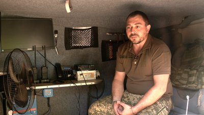Військовий ЗСУ Вадим Климчук розповідає про те, як вони використовують мобільні міні-СЕС з панелями, як на космічних апаратах Військовий ЗСУ Вадим Климчук розповідає про те, як вони використовують мобільні міні-СЕС з панелями, як на космічних апаратах