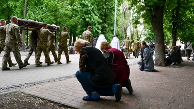 На Чернігівщині провели в останню путь трьох бійців: Юрія Костіва, Олексія Супруненка та Сергія Тюпу На Чернігівщині провели в останню путь трьох бійців: Юрія Костіва, Олексія Супруненка та Сергія Тюпу
