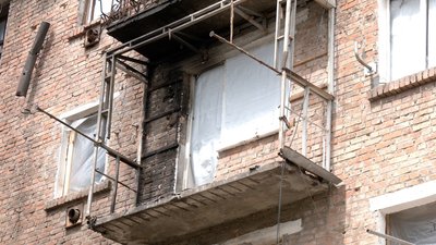 Падіння БПЛА в житловий будинок у Жмеринці: люди ремонтують свої помешкання Падіння БПЛА в житловий будинок у Жмеринці: люди ремонтують свої помешкання