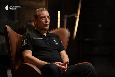 Заступник начальника ГУР Міністерства оборони України Вадим Скібіцький під час інтервʼю Суспільному у Києві, серпень 2025 року Заступник начальника ГУР Міністерства оборони України Вадим Скібіцький під час інтервʼю Суспільному у Києві, серпень 2025 року