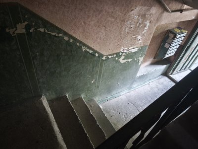 У Чернівцях чоловіку на кріслі колісному встановили рейковий пандус. Чому не зробили за нормами