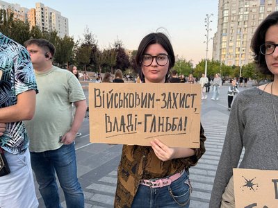 У Дніпрі містяни вийшли на мітинг проти законопроєкту про відповідальність за СЗЧ У Дніпрі містяни вийшли на мітинг проти законопроєкту про відповідальність за СЗЧ