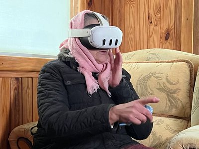 Екскурсія у 65: жителі села на Черкащині "подорожують" за допомогою віртуальної реальності Екскурсія у 65: жителі села на Черкащині "подорожують" за допомогою віртуальної реальності