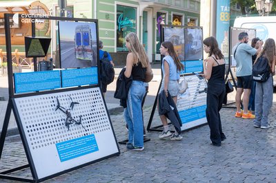 Пошкоджені авто, дрони та уламки: в Одесі відкрили виставку про атаки на гуманітарні місії Пошкоджені авто, дрони та уламки: в Одесі відкрили виставку про атаки на гуманітарні місії