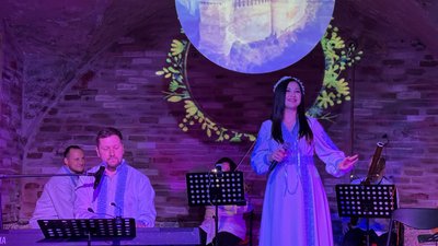 “Коло життя”: актори Херсонського театру показали у Кропивницькому виставу про українські традиції під час війни “Коло життя”: актори Херсонського театру показали у Кропивницькому виставу про українські традиції під час війни