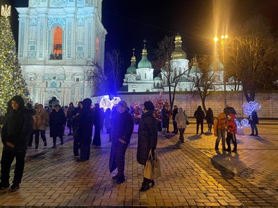Новорічні святкування: кияни збираються біля ялинки на Софійській площі Новорічні святкування: кияни збираються біля ялинки на Софійській площі
