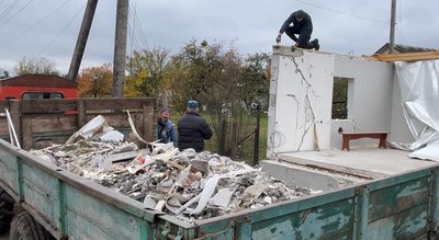 «Мене винесло з двома дверима»: що розповіли про наслідки ворожої атаки жителі села на Рівненщині «Мене винесло з двома дверима»: що розповіли про наслідки ворожої атаки жителі села на Рівненщині