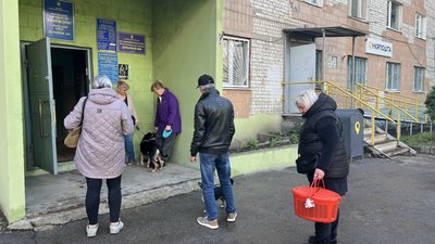 Жителі Харкова привели своїх тварин на вакцинацію від сказу, травень 2025 року Жителі Харкова привели своїх тварин на вакцинацію від сказу, травень 2025 року