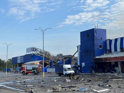 Армія РФ ударила по "Епіцентру" поблизу Кам’янського: є жертви, виникла пожежа. Свідчення очевидців Армія РФ ударила по "Епіцентру" поблизу Кам’янського: є жертви, виникла пожежа. Свідчення очевидців