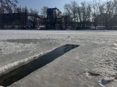 “Знімає стрес від нічних атак”: як сум'яни купаються у крижаній воді “Знімає стрес від нічних атак”: як сум'яни купаються у крижаній воді