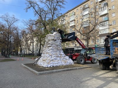 У Харкові пам'ятник Пушкіну обклали мішками з піском У Харкові пам'ятник Пушкіну обклали мішками з піском