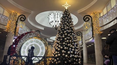На головній ялинці Харкова, що розміщена на станції метро "Університет", засяяли вогні, 6 грудня 2025 року На головній ялинці Харкова, що розміщена на станції метро "Університет", засяяли вогні, 6 грудня 2025 року