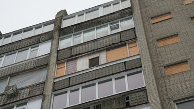 “Пішла до дочки, а в неї балкон вибитий”: російський дрон вибухнув біля багатоповерхівки у Сумах “Пішла до дочки, а в неї балкон вибитий”: російський дрон вибухнув біля багатоповерхівки у Сумах