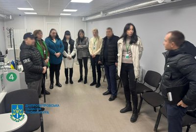 Хабарі за складання іспитів: на Дніпропетровщині посадовців сервісних центрів МВС і правоохоронців підозрюють у корупції Хабарі за складання іспитів: на Дніпропетровщині посадовців сервісних центрів МВС і правоохоронців підозрюють у корупції