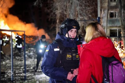 психолог дснс на місці влучання по будинку у Харкові