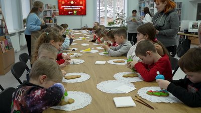 "Ми даруємо радість нашим дітям": у Чернігівській бібліотеці розмальовували пряники "Ми даруємо радість нашим дітям": у Чернігівській бібліотеці розмальовували пряники