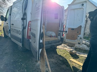 За кілька метрів від будинків: жителі села на Золотоніщині оговтуються від нічного вибуху За кілька метрів від будинків: жителі села на Золотоніщині оговтуються від нічного вибуху