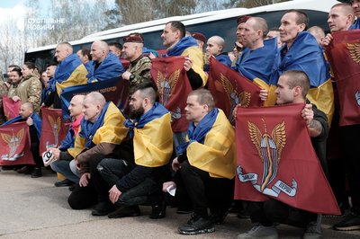 73-й обмін між Україною та РФ: з російського полону повернулись 193 українські оборонці 73-й обмін між Україною та РФ: з російського полону повернулись 193 українські оборонці