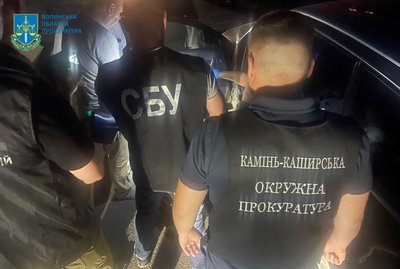 На Волині адвоката підозрюють у переправлення військовозобов'язаних за кордон На Волині адвоката підозрюють у переправлення військовозобов'язаних за кордон