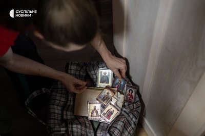 Тетяна, переселена з окупованої частини Херсонщини, показує сумки, з якими вони виїжджали з окупації, Київщина, жовтень 2025 року Тетяна, переселена з окупованої частини Херсонщини, показує сумки, з якими вони виїжджали з окупації, Київщина, жовтень 2025 року