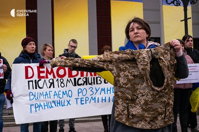 "Вже можна було підготувати заміну": у центрі Одеси рідні захисників вимагали демобілізації "Вже можна було підготувати заміну": у центрі Одеси рідні захисників вимагали демобілізації