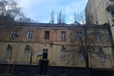 Понад 100 вибитих вікон та пошкоджені житлові будинки: фото наслідків вечірньої атаки на Одесу Понад 100 вибитих вікон та пошкоджені житлові будинки: фото наслідків вечірньої атаки на Одесу
