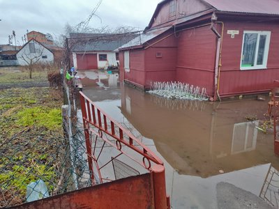 У місті на Волині підтопило присадибні ділянки. Рятувальники відкачують воду