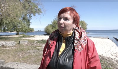 У Черкасах берег Дніпра всипаний чорними колючками У Черкасах берег Дніпра всипаний чорними колючками