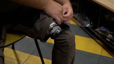 Підприємиця з Чернігова розробила адаптивні штани для ветерана на двох протезах Підприємиця з Чернігова розробила адаптивні штани для ветерана на двох протезах
