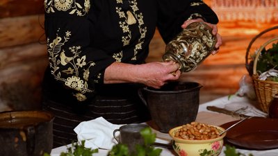 "Кулінарний спадок": рецепт грибової юшки, яку готували в криївках на Рівненщині "Кулінарний спадок": рецепт грибової юшки, яку готували в криївках на Рівненщині