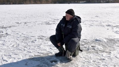"Не лізти туди, куди не треба": як відбувається зимова риболовля на річці Стир у Луцьку "Не лізти туди, куди не треба": як відбувається зимова риболовля на річці Стир у Луцьку