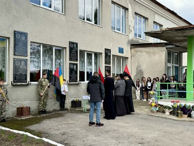 Різдвянська гімназія Микулинецької селищної ради, меморіальні дошки, 4 квітня 2026, Тернопіль Різдвянська гімназія Микулинецької селищної ради, меморіальні дошки, 4 квітня 2026, Тернопіль