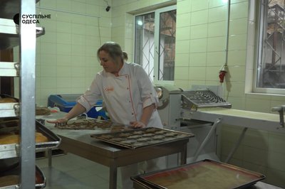 В Одесі переселенці з Херсону приготували святкові пряники для військових В Одесі переселенці з Херсону приготували святкові пряники для військових