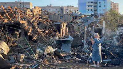 Жінка поруч із пошкодженим будинком внаслідок атаки. Миколаїв, 3 серпня 2025 року Жінка поруч із пошкодженим будинком внаслідок атаки. Миколаїв, 3 серпня 2025 року