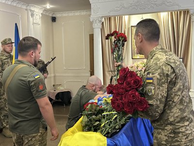 "Він був професіоналом своєї справи". У Миколаєві влаштували прощання з воїном Євгеном Лапчевським "Він був професіоналом своєї справи". У Миколаєві влаштували прощання з воїном Євгеном Лапчевським