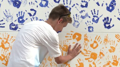 Наймасовіше створення малюнку за допомогою долонь дітей та молоді: у Рівному встановили національний рекорд Наймасовіше створення малюнку за допомогою долонь дітей та молоді: у Рівному встановили національний рекорд