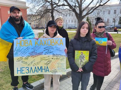 "Мрія одна — щоб швидше звільнили рідне місто". Жителі Херсонщини в Одесі відзначили 72-річчя Нової Каховки "Мрія одна — щоб швидше звільнили рідне місто". Жителі Херсонщини в Одесі відзначили 72-річчя Нової Каховки