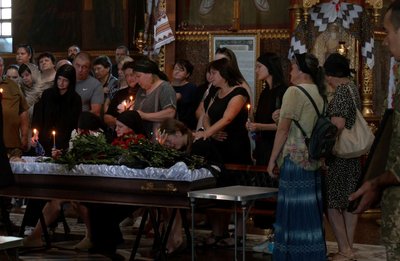 На колінах та з квітами в руках: у Черкасах попрощалися із двома захисниками На колінах та з квітами в руках: у Черкасах попрощалися із двома захисниками