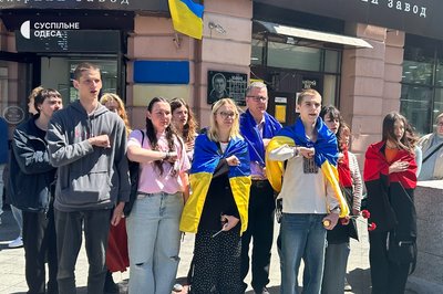Люди принесли квіти до місць сутичок 2 травня в Одесі Люди принесли квіти до місць сутичок 2 травня в Одесі