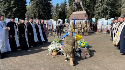 "Був сиротою, мріяв про свою сім’ю": на Рівненщині попрощалися з 20-річним солдатом Валентином Лукіним "Був сиротою, мріяв про свою сім’ю": на Рівненщині попрощалися з 20-річним солдатом Валентином Лукіним